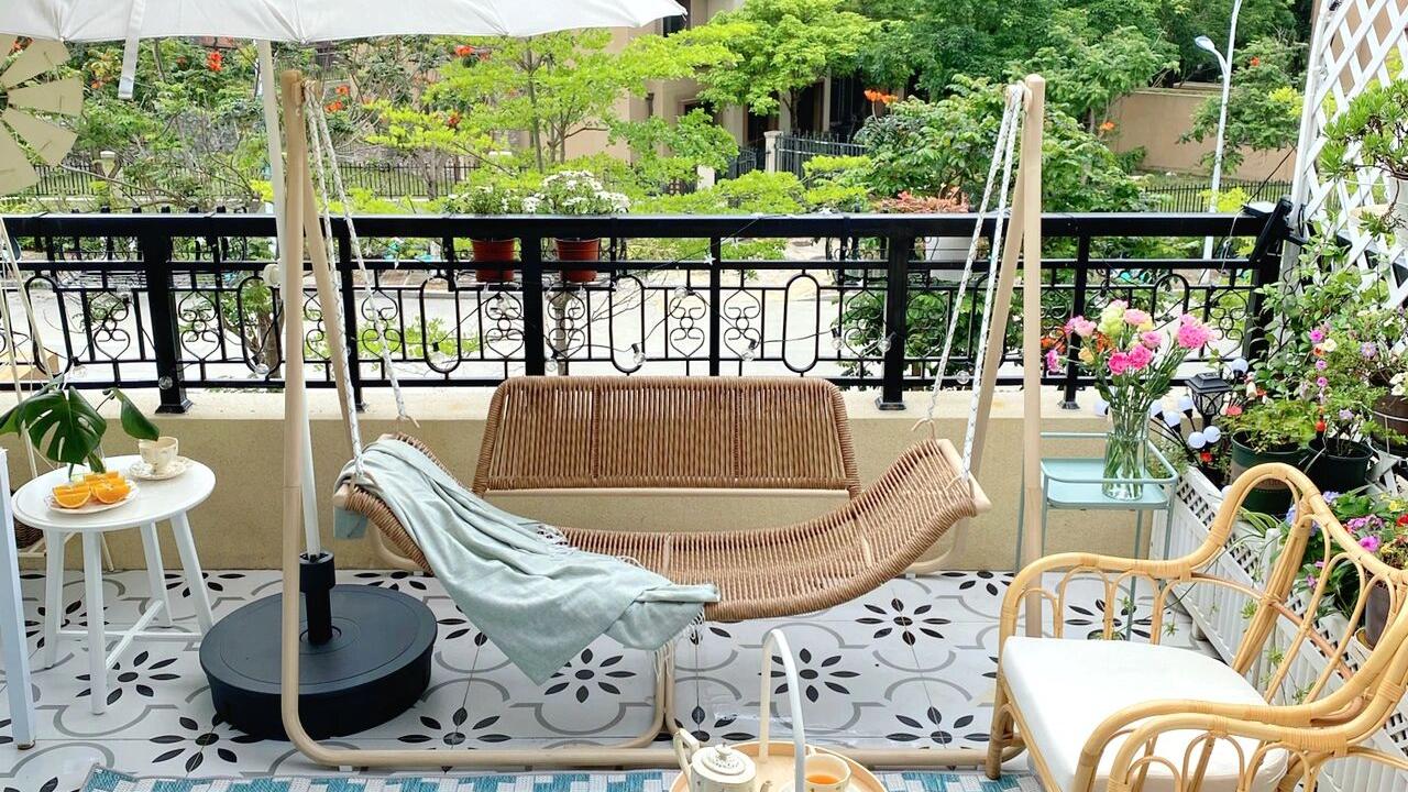 买了一栋带露台的小洋房，亲自设计改造成空中小花园，好不惬意！