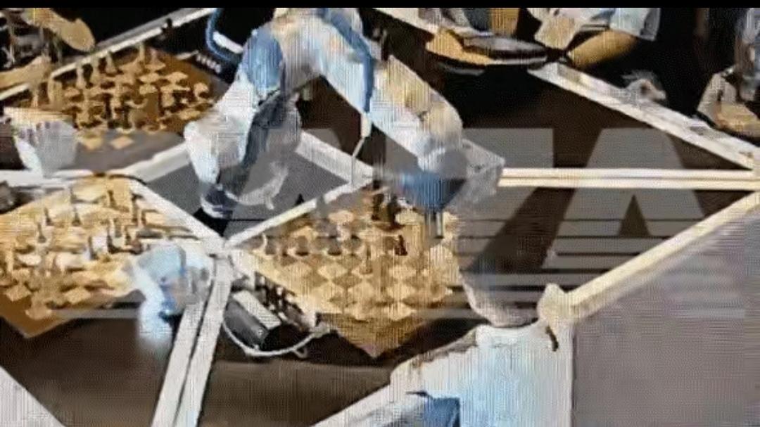 机器人|机器人与7岁男孩下棋，小男孩“耍赖”，被机器人直接弄断手指