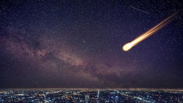 俄罗斯夜空一道闪光划过，大火球凌空爆炸发出巨响，究竟是什么？