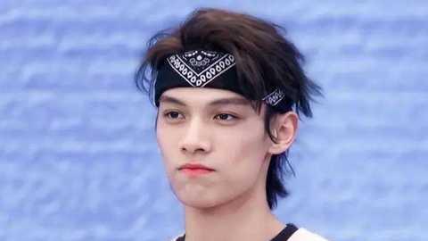 玛格特·罗比|恋情曝光？周扬青与男团成员公园约会，牵手拥吻甜蜜爆表，两人竟相差10岁