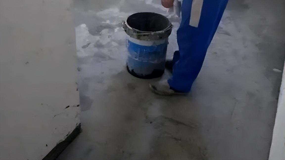 夏天水泥地坪该如何养护？多亏请教楼下老瓦工，不然差点就开裂了