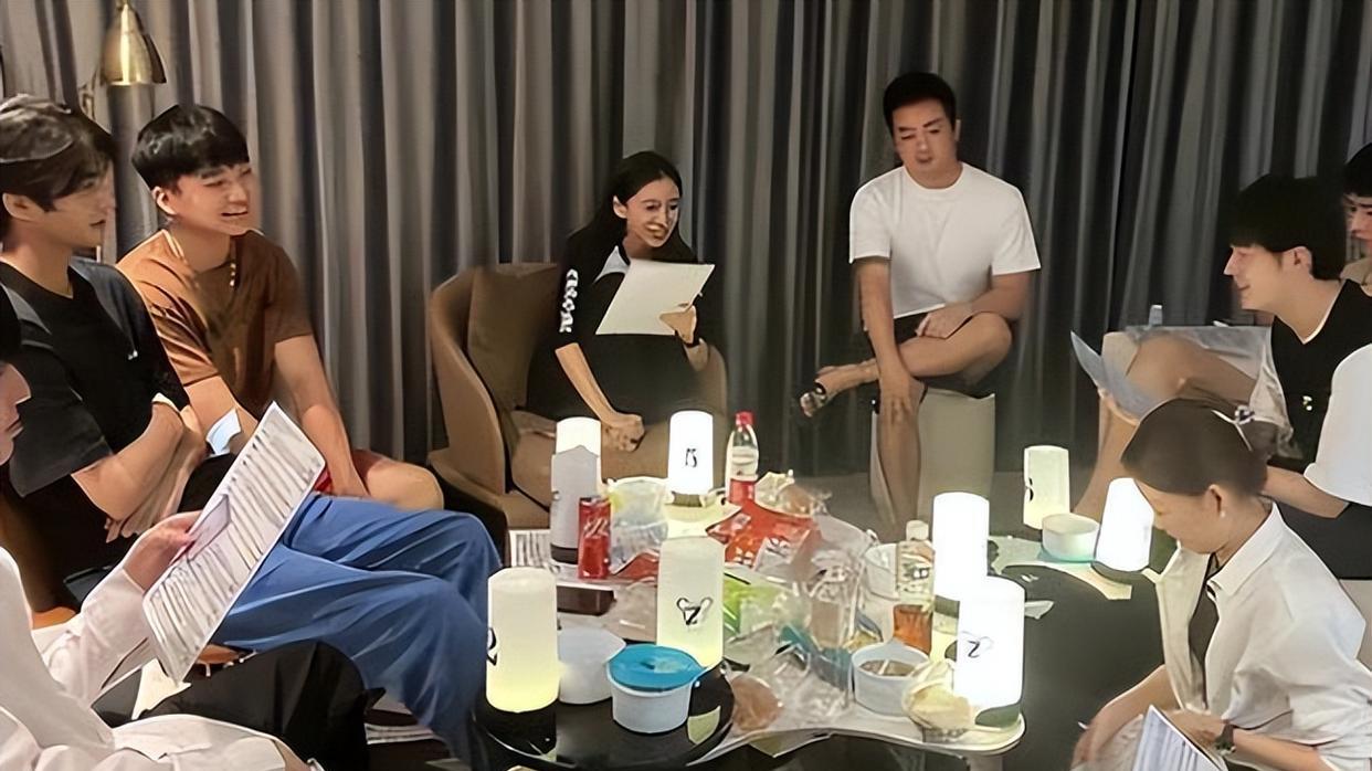 Angelababy|杨颖惹上争议，不仅被拍到抽烟，还被曝花钱请男模玩狼人杀