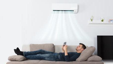 开空调时，要不要关紧门窗？多数人做错了，不仅费电还不健康