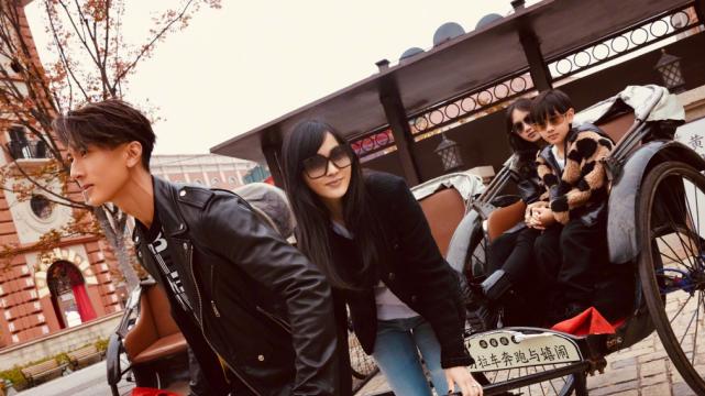 吴尊|吴尊与家人欢度周末，一双儿女气质出众星范足，NeiNei颜值爆表