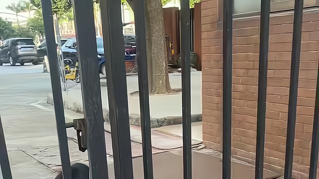 丈夫为了防止妻子外出喝酒，将大门锁上，不曾想到她能钻门缝出去