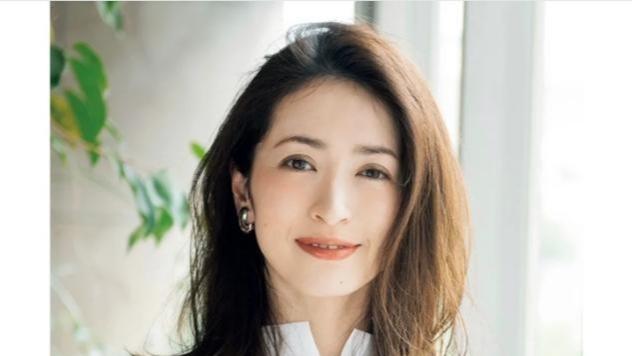 穿衣搭配 50岁女人打扮误区：颜色越花越洋气、头发越短越时髦！你中了没