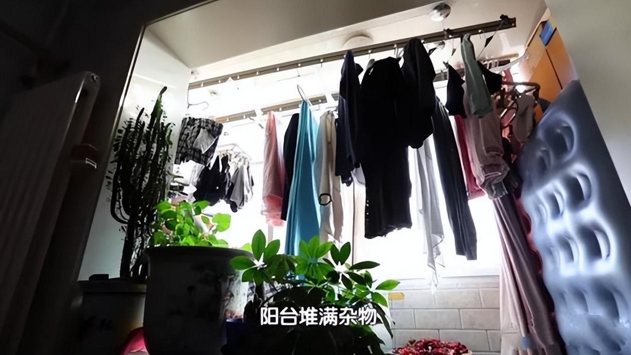 一家四口蜗居北京45㎡，电梯从家中穿梭而过，女儿卧室高不足1m！