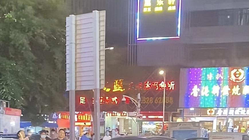 深圳：女子躺在外卖小哥车前，边拉住小哥边玩手机，引路人驻足