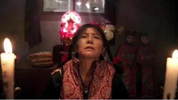 13岁少女被同学母亲拐走，找到时已身穿嫁衣下葬？