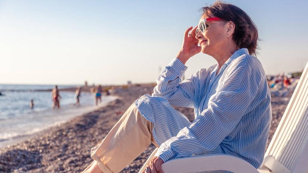 |62岁农村大妈：旅游中意外出轨了，要不要告诉老公？