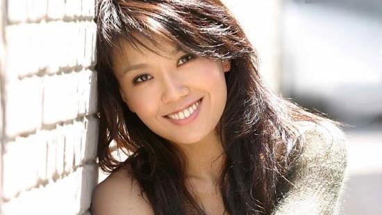 王蓉|歌手王蓉突然拿起水杯泼向主持人，直接砸破头，王蓉手叉腰狂笑