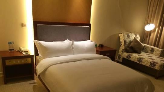 ?情侣住酒店被多次“查房”，女子发飙：半个小时查一次怎么睡？