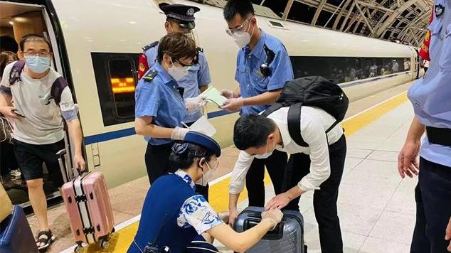 30万元现金遗落在列车上，四个小时不到完璧归赵
