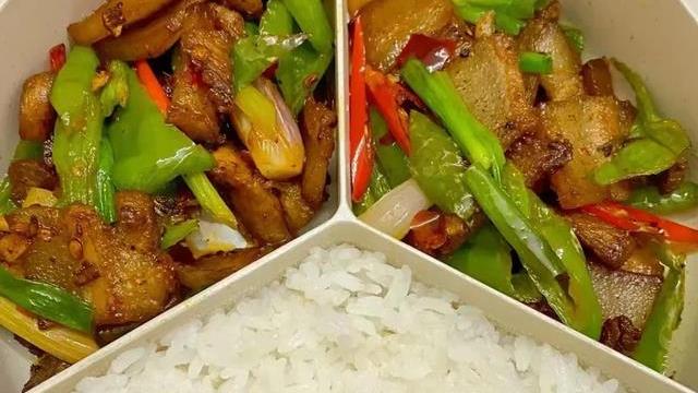 湖南女子为攒钱带饭上班，意外走红，网友：成年人最高级的炫富