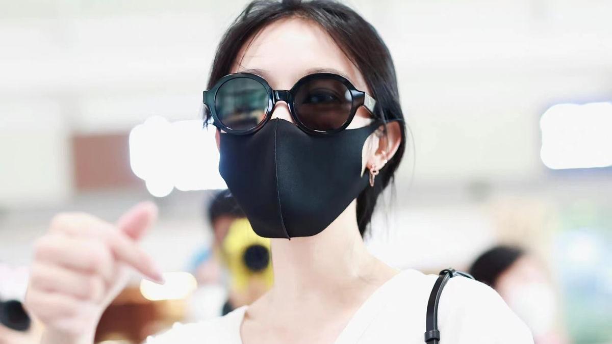 穿衣搭配 张俪恋爱了更会穿，休闲风打扮清新又减龄，比例绝了腿也太长了