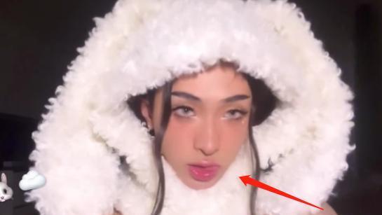 伊能静|伊能静否认儿子变性后，哈利裸上身戴兔子帽，眼神勾人吐舌头