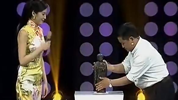 |店里一个木雕佛像，买家出20万没卖，专家估价8万