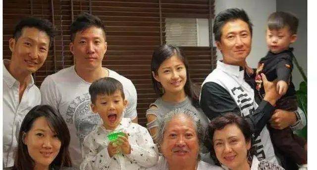 洪金宝|原创             洪金宝女儿至今未嫁，看到照片后，网友：这谁敢娶