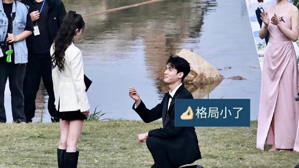 杨幂|龚俊单膝下跪求婚杨幂？《狐妖》番外篇曝拍摄路透，男帅女靓好甜