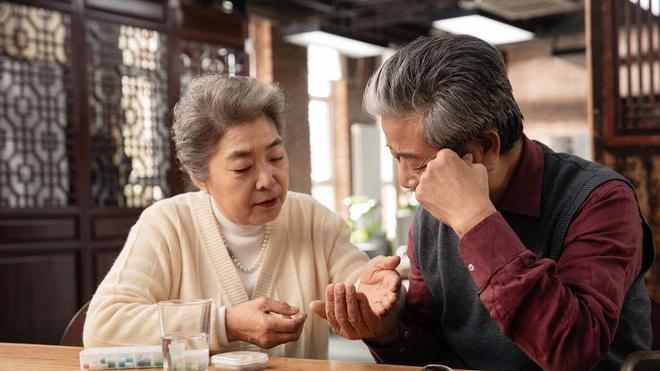 我73岁，虽生活富足，却没了儿子，两个女儿也不肯认我