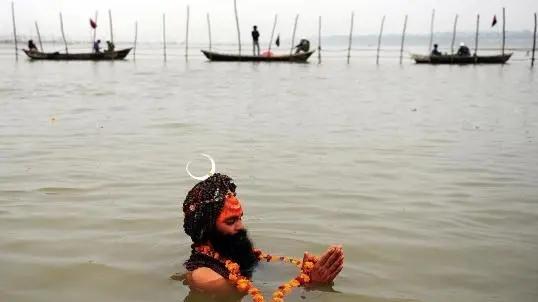 印度“恒河”垃圾遍布，当地人直接饮用却不生病，这是为啥？