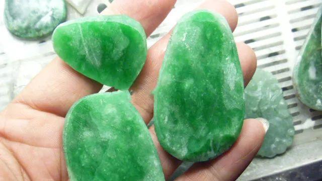 翡翠|千数在夜市淘的一块木那翡翠原石，切开之后卖家整个人都绿了！