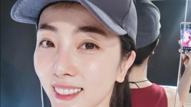 李思思|央视美女主持李思思近照曝光，穿背心浑身是汗，皮肤白皙身材好