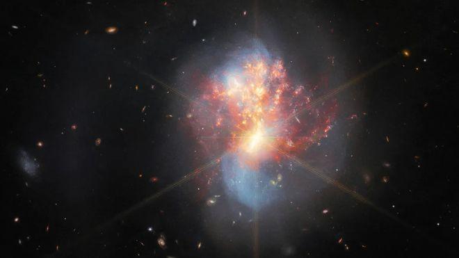 韦伯望远镜拍下了距地球2.7亿光年外两星系碰撞的新图像