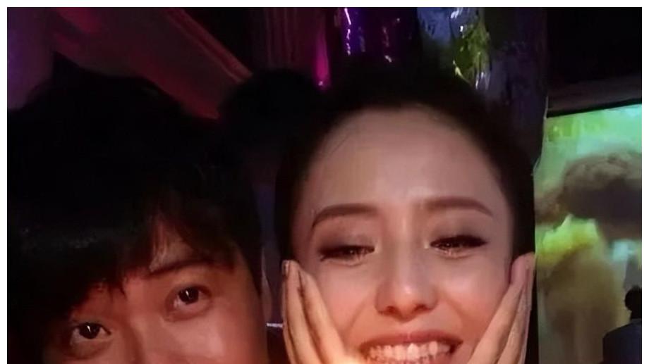 街拍|陈思诚与美女街头拥抱牵手 女方皮肤白皙身材一流 网友：他为啥不被抓？