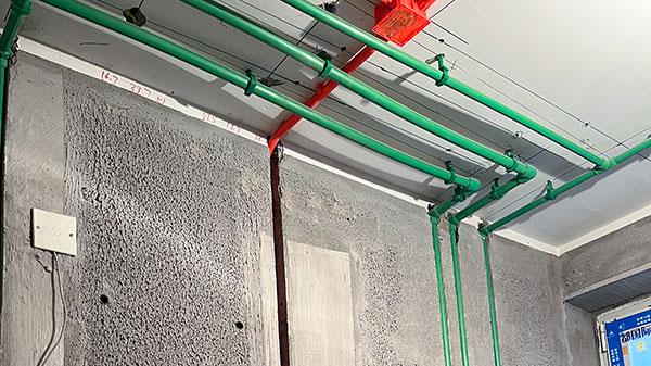 二手房装修水电改造水管是走顶好还是走地好？