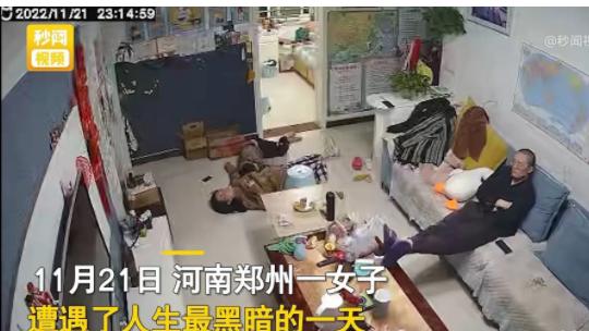 河南郑州，一女子和丈夫因琐事发生争执后扭打在一起，公婆听闻后过来劝阻