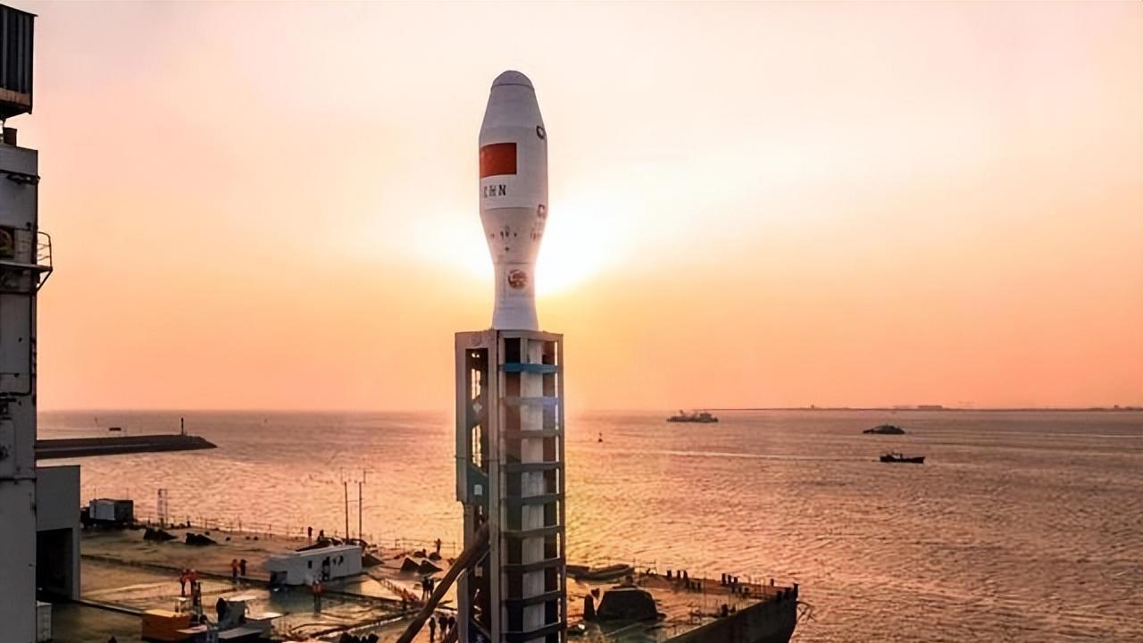 中国火箭在海上“热发射”，14颗卫星鼠标一按就升空