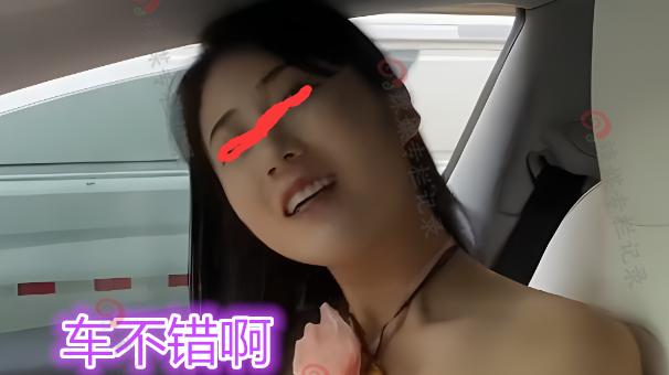 短裙女子蹲地上不动，男子问她是不是腿疼，女子：风大怕裙子走光