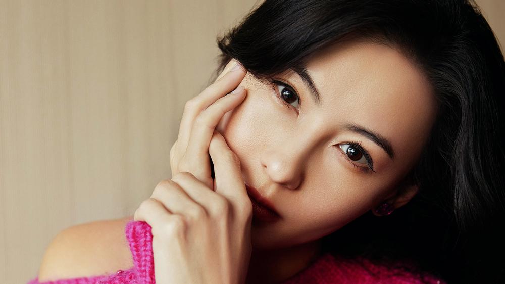 颖儿|张柏芝亮片毛衣吸睛无数，一字肩设计完美勾勒曲线