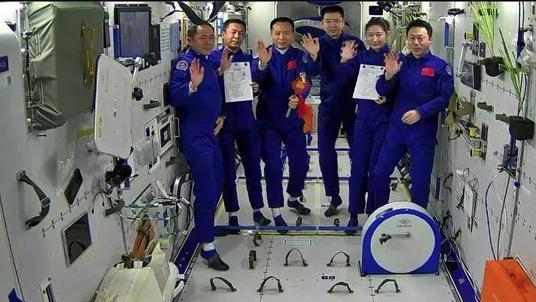 神舟十四号即将返回，180天的太空飞行，航天员身体有哪些变化？