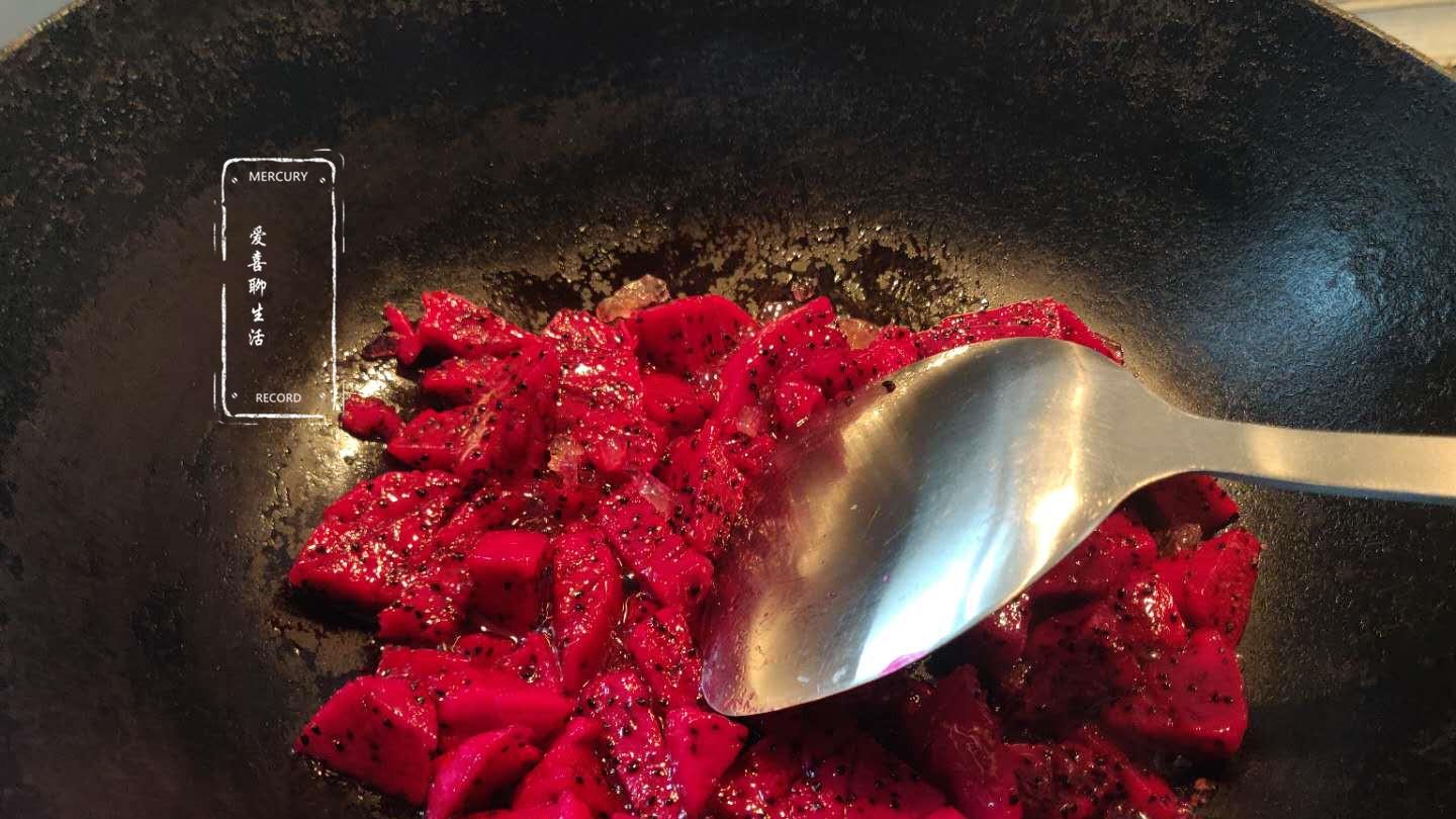 秋天多吃点火龙果做的美食，不仅对能降火，还能滋养身体