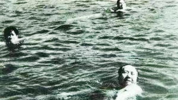 开国元勋 毛主席最后一次畅游长江，一共用时65分钟，留下了一张珍贵的照片