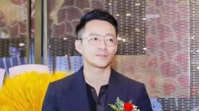 汪小菲|汪小菲的亲爹呢？为何儿子受了欺负，汪爸爸还不出来？