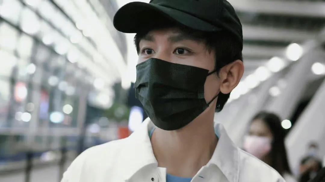 成毅|成毅在宁波机场遭粉丝“围堵”本人亲自回应果果们注意安全