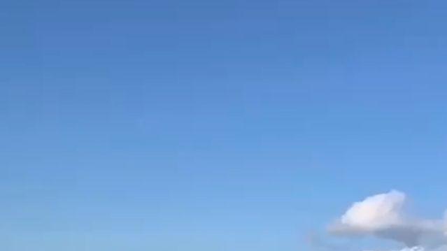 周星驰|60岁周星驰晒冲浪视频，海上翻腾大方炫技，身姿矫健不输年轻人