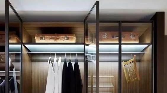 如何在卧室设计一个小型衣帽间？