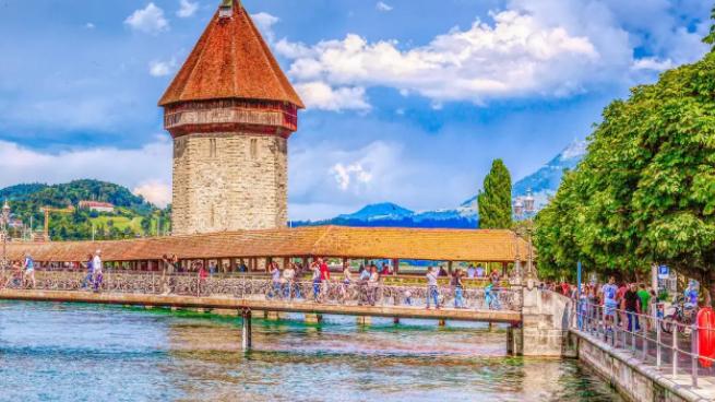 旅游业|瑞士著名的旅游城市卢塞恩，位于中部离原，卢塞恩湖的西北部