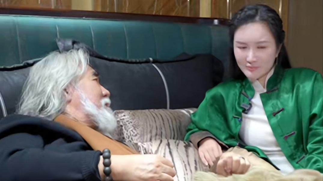 杜星霖|张纪中杜星霖躺着合拍，面对恶评很坦然，回应婚变显理智