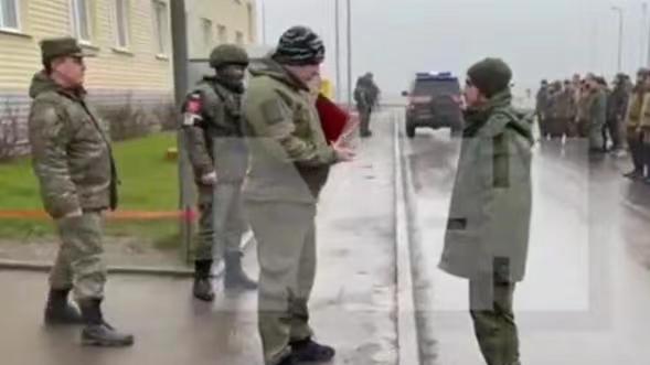 俄两名男子拒战，直接从前线押往监狱
