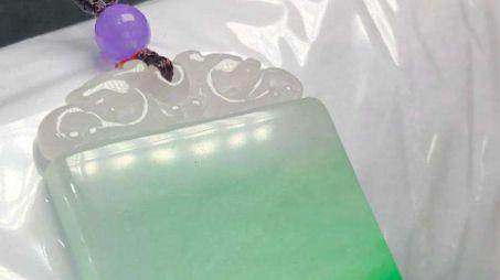 翡翠|翡翠平安无事牌的寓意和文化内涵是什么?