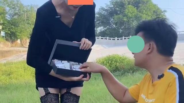 男子带女秘书去钓鱼，要求她挂鱼饵遭拒绝：不在我的职责范围内