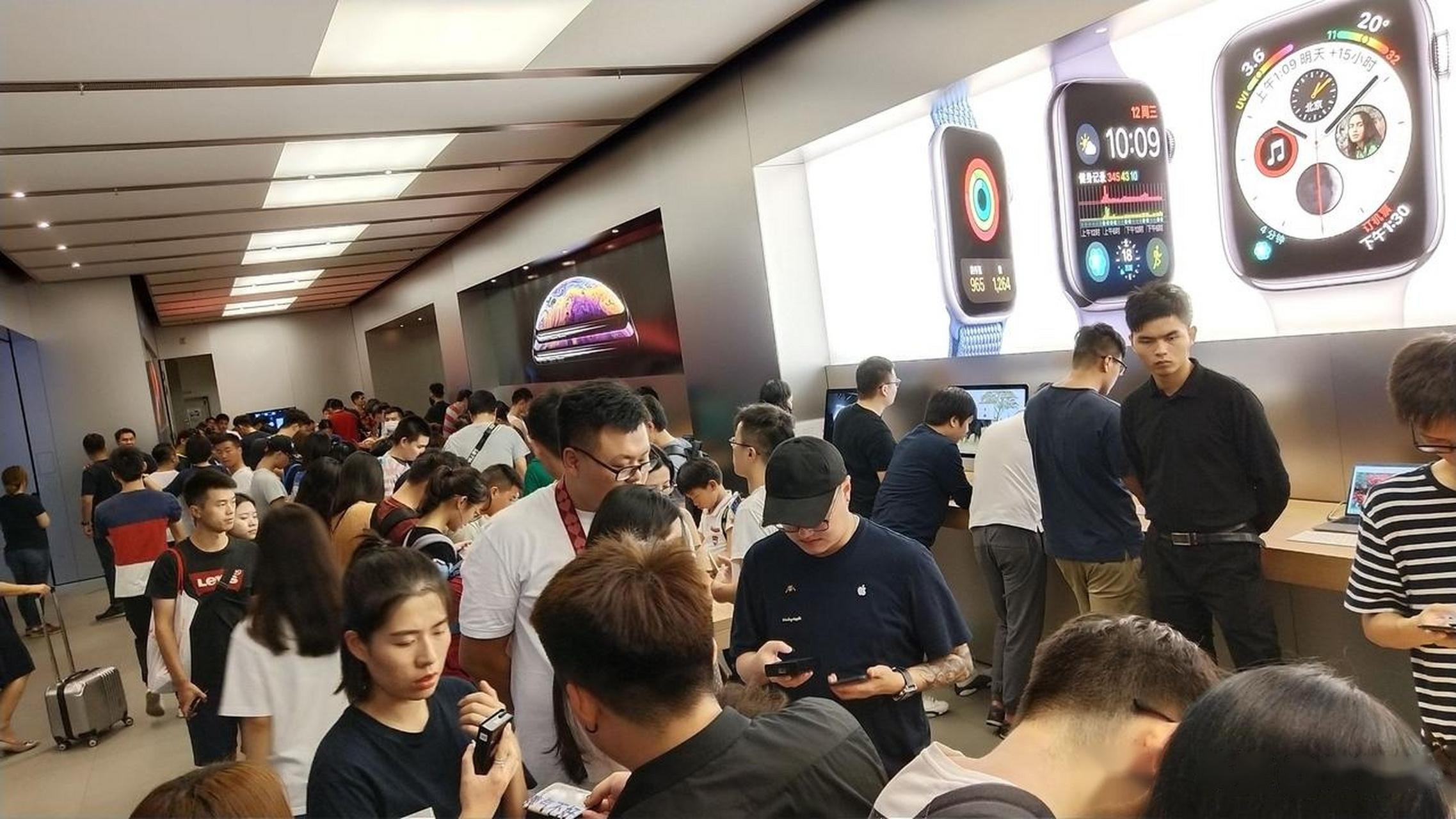 |俄罗斯中文宣传海报，主角浓眉大眼很漂亮，网友：老外能分清美丑