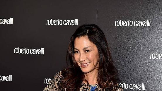 杨紫琼|杨紫琼携老公亮相，穿豹纹大衣真有阔太范，76岁富豪老公虽老却挺帅