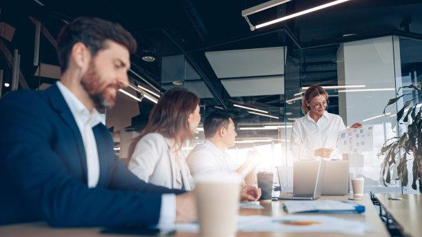 |职场上总有这样一批人，不会打领导的脸，不在背后议论别人