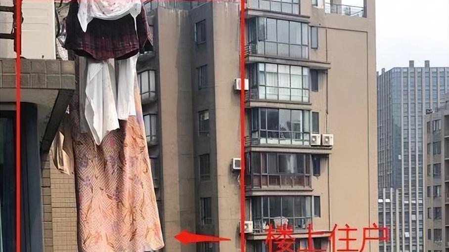 他家住二楼，楼上的人家经常往下滴水，怎么办呢？